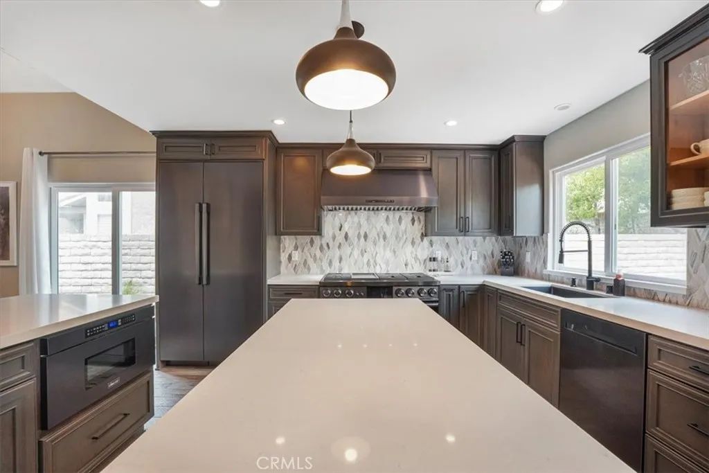 Image 17 of property listing at 450 Pesaro Street, Oak Park, CA 91377