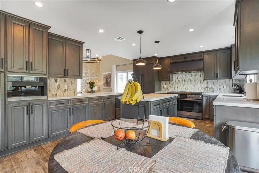 Image 18 of property listing at 450 Pesaro Street, Oak Park, CA 91377