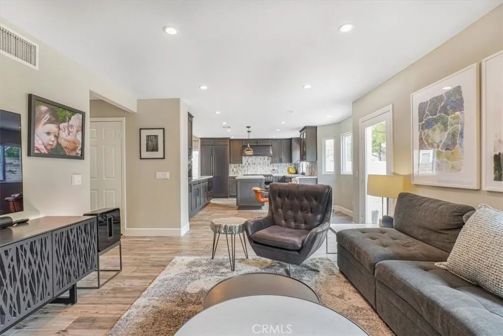 Image 19 of property listing at 450 Pesaro Street, Oak Park, CA 91377