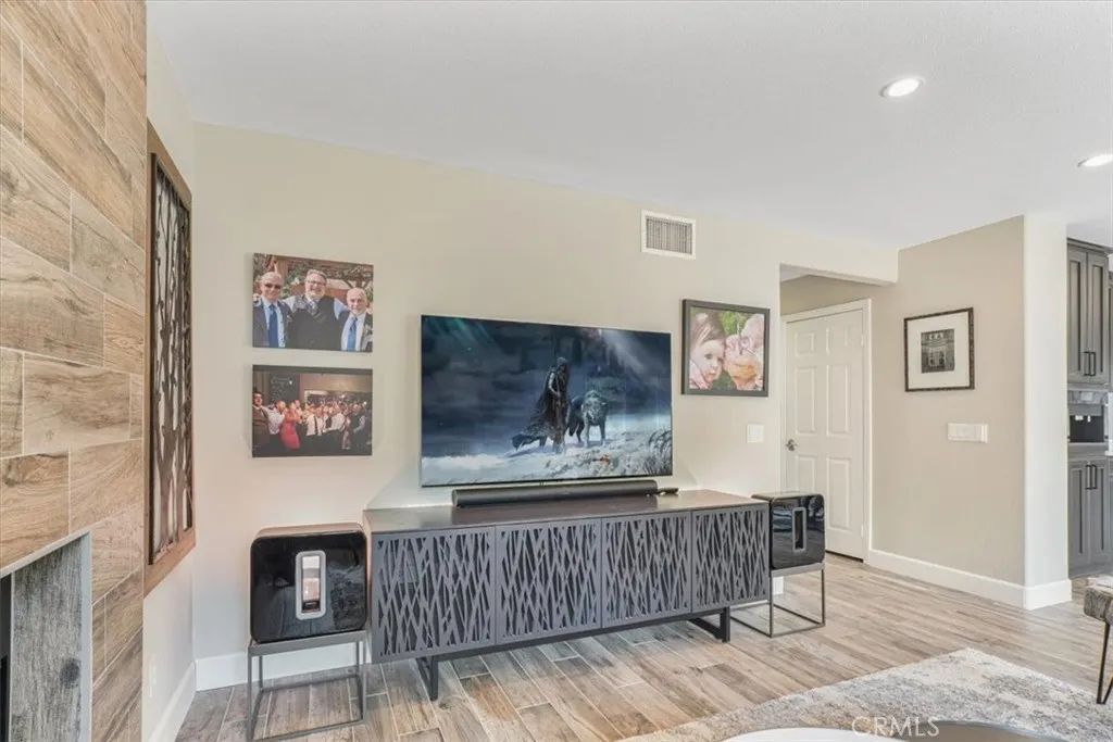 Image 20 of property listing at 450 Pesaro Street, Oak Park, CA 91377