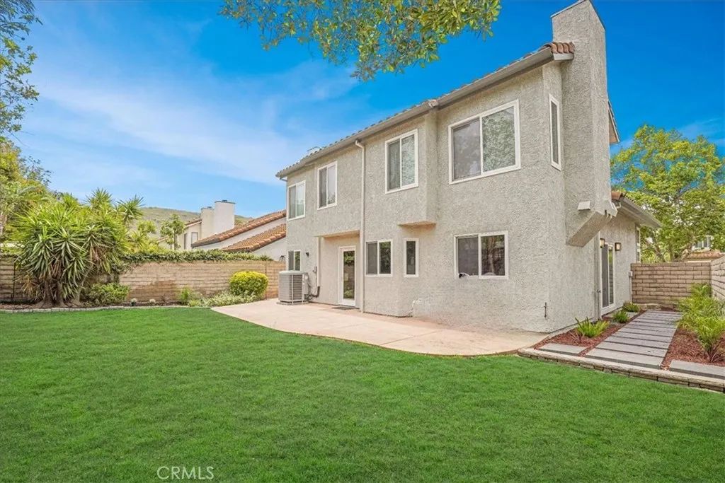 Image 3 of property listing at 450 Pesaro Street, Oak Park, CA 91377