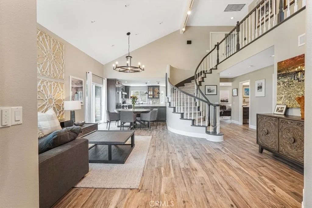 Image 4 of property listing at 450 Pesaro Street, Oak Park, CA 91377