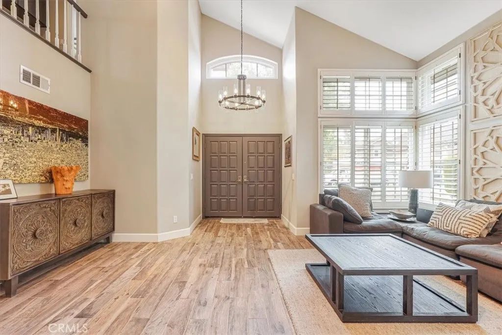 Image 6 of property listing at 450 Pesaro Street, Oak Park, CA 91377