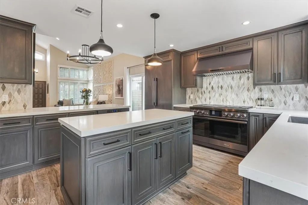 Image 7 of property listing at 450 Pesaro Street, Oak Park, CA 91377