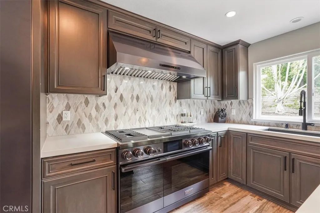 Image 9 of property listing at 450 Pesaro Street, Oak Park, CA 91377