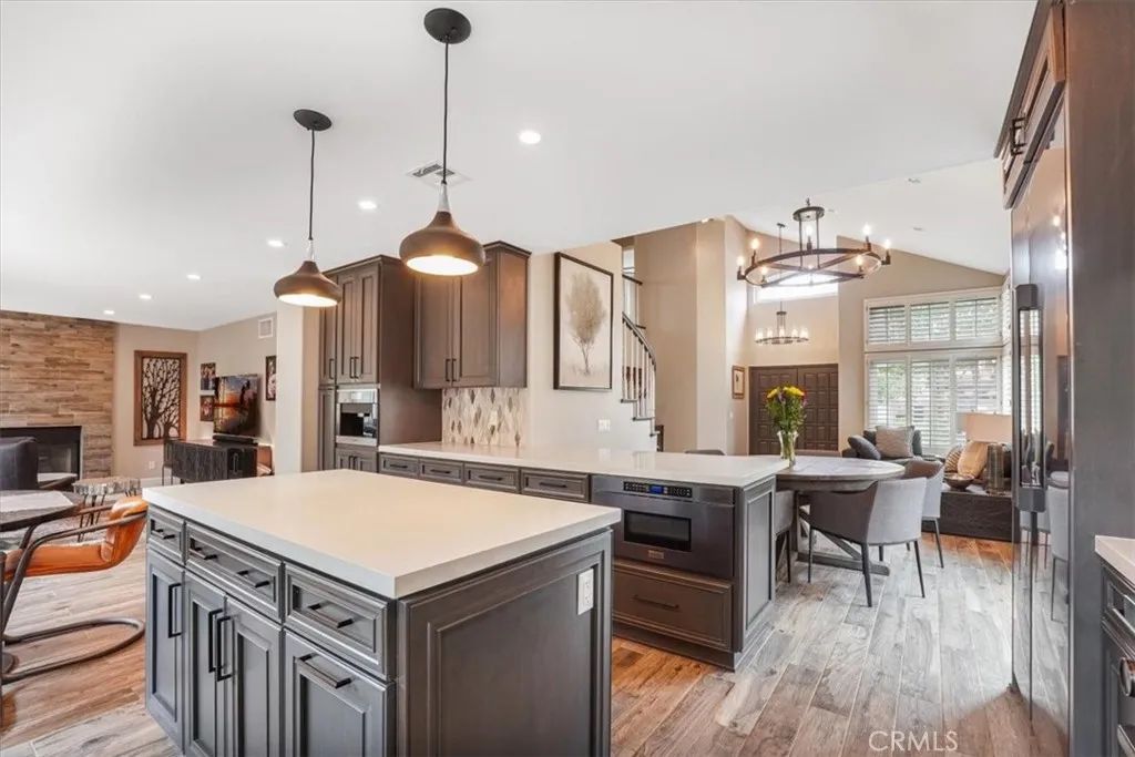 Image 10 of property listing at 450 Pesaro Street, Oak Park, CA 91377