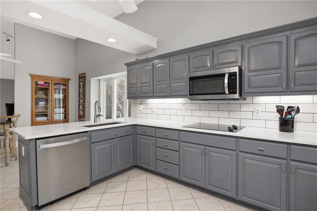 18209 Rollins Drive, Smithville, MO 64089