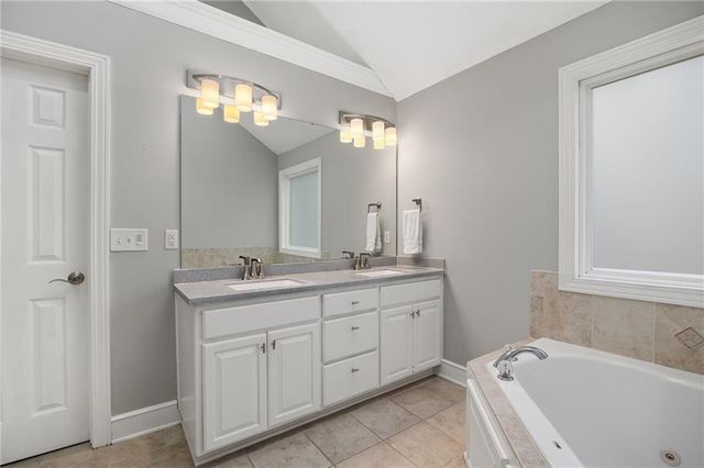 18209 Rollins Drive, Smithville, MO 64089