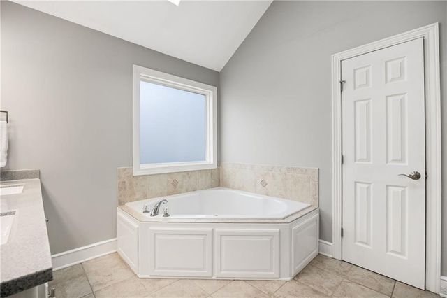 18209 Rollins Drive, Smithville, MO 64089