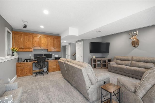 18209 Rollins Drive, Smithville, MO 64089