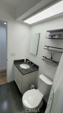 18326 Collins Street F, Tarzana (los Angeles), CA 91356