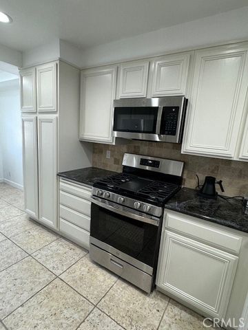 18326 Collins Street F, Tarzana (los Angeles), CA 91356