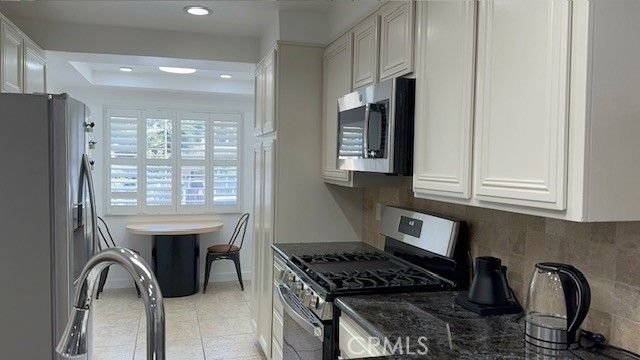 18326 Collins Street F, Tarzana (los Angeles), CA 91356