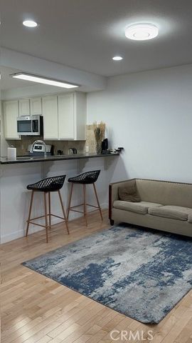 18326 Collins Street F, Tarzana (los Angeles), CA 91356