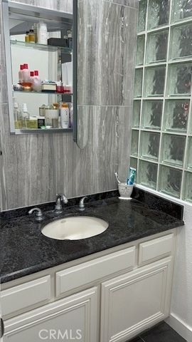 18326 Collins Street F, Tarzana (los Angeles), CA 91356