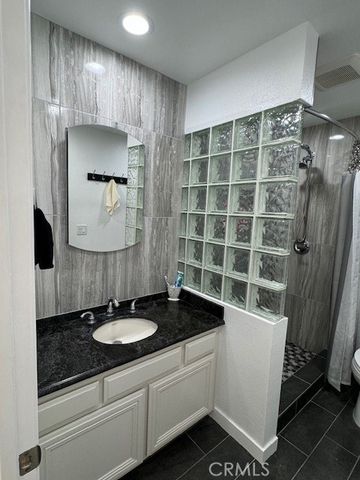 18326 Collins Street F, Tarzana (los Angeles), CA 91356