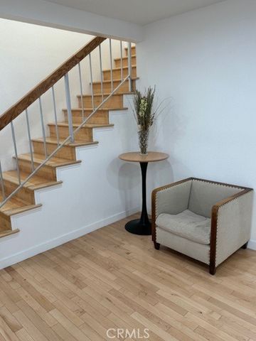 18326 Collins Street F, Tarzana (los Angeles), CA 91356