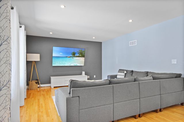 4213 Glen Oaks Drive, Crown Point, IN 46307