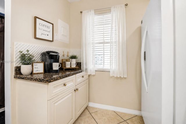 2831 Somerset Dr 311, Lauderdale Lakes, FL 33311