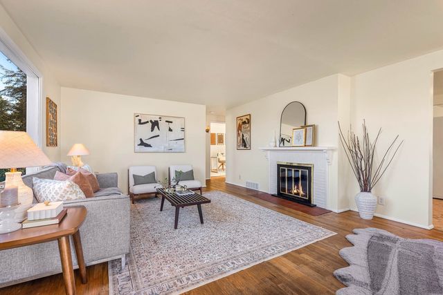 15910 1st Ave NW, Shoreline, WA 98177