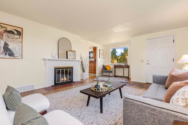 15910 1st Ave NW, Shoreline, WA 98177