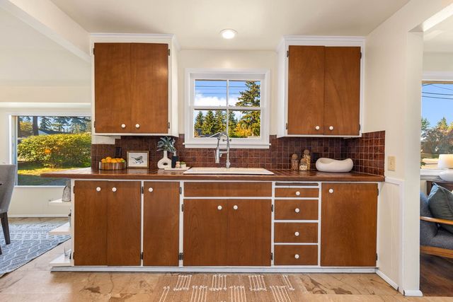 15910 1st Ave NW, Shoreline, WA 98177