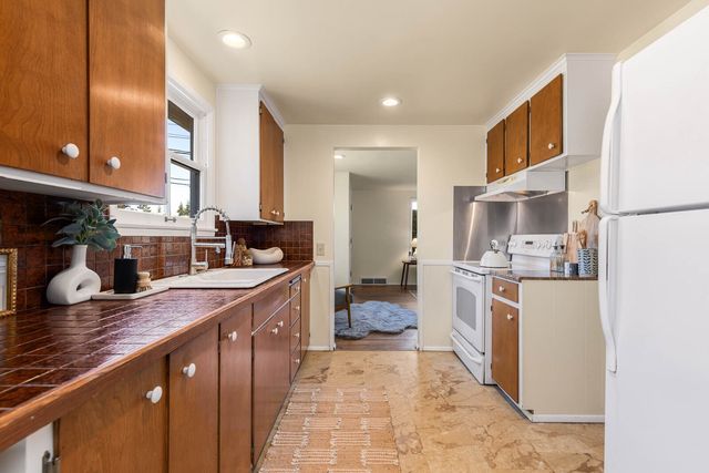 15910 1st Ave NW, Shoreline, WA 98177