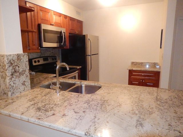 3017 N Oakland Forest Drive 106, Oakland Park, FL 33309