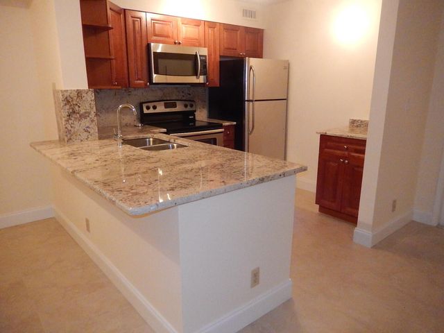 3017 N Oakland Forest Drive 106, Oakland Park, FL 33309