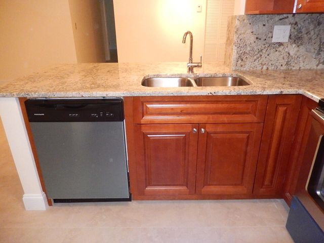 3017 N Oakland Forest Drive 106, Oakland Park, FL 33309