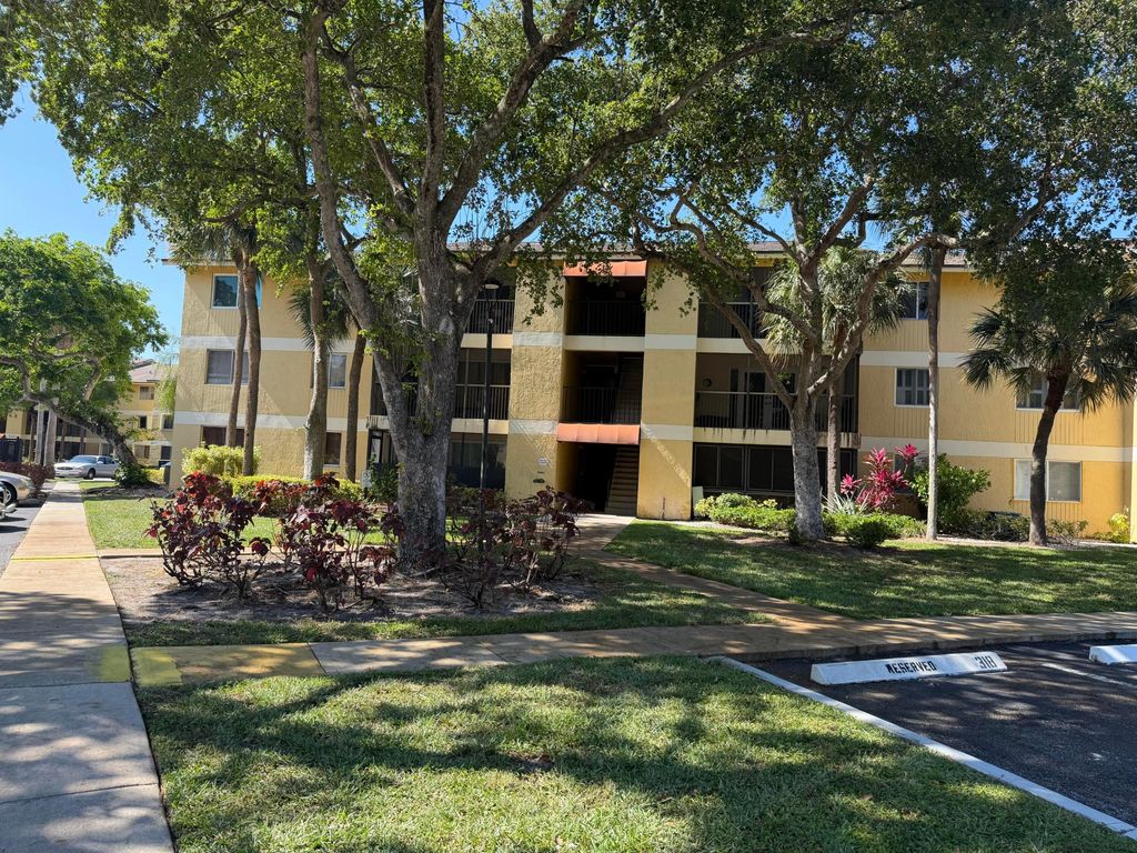3017 N Oakland Forest Drive 106, Oakland Park, FL 33309