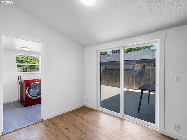 5909 Se CARLTON St, Portland, OR 97206
