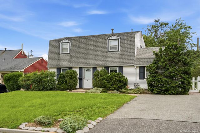 21 Appletree Lane, Carle Place, NY 11514