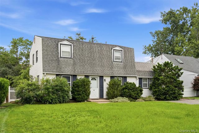 21 Appletree Lane, Carle Place, NY 11514