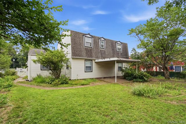 21 Appletree Lane, Carle Place, NY 11514
