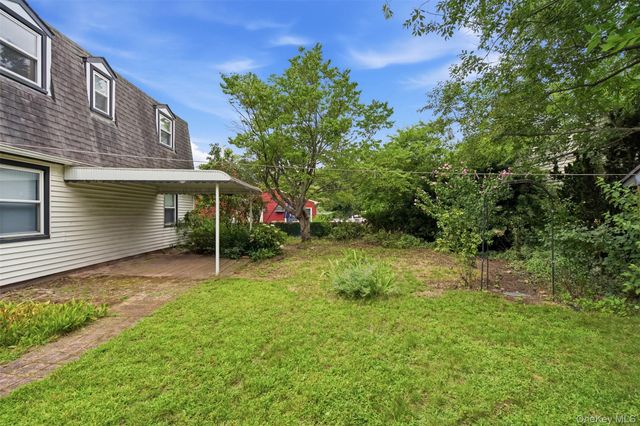 21 Appletree Lane, Carle Place, NY 11514