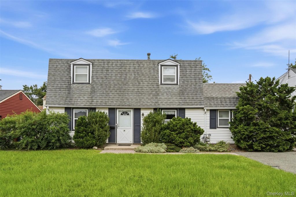 21 Appletree Lane, Carle Place, NY 11514