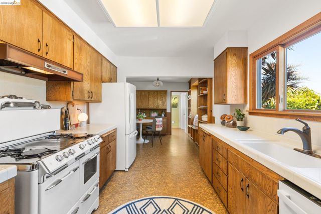 1250 Ocean Ave, Emeryville, CA 94608