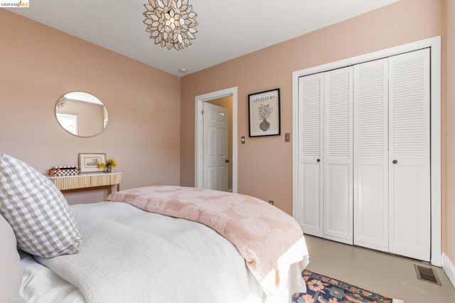 1250 Ocean Ave, Emeryville, CA 94608