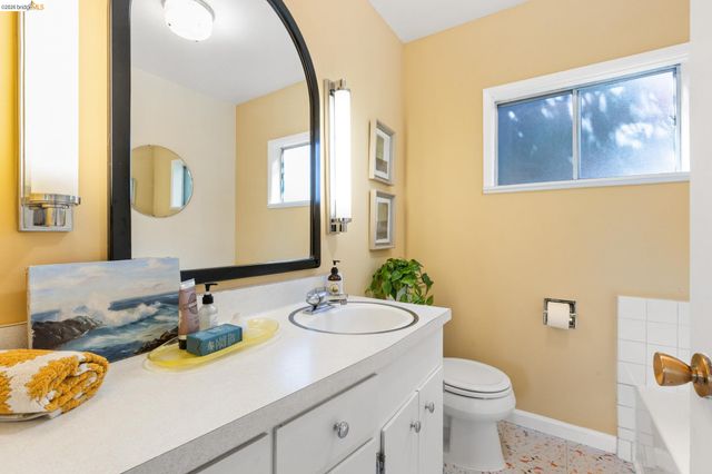 1250 Ocean Ave, Emeryville, CA 94608