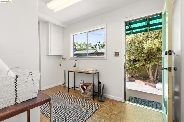 1250 Ocean Ave, Emeryville, CA 94608