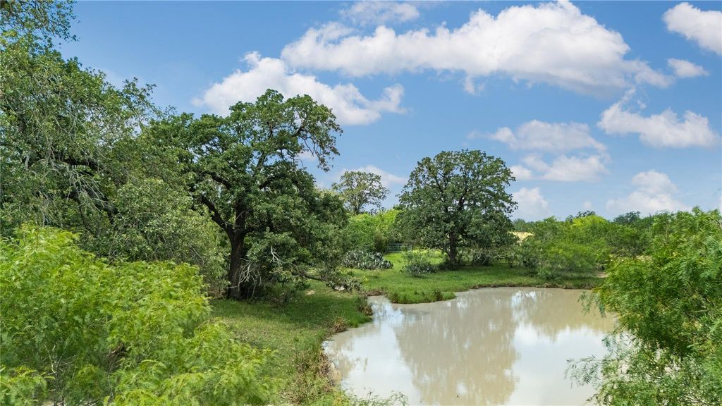 2612 Roosevelt DR, Kingsbury, TX 78638
