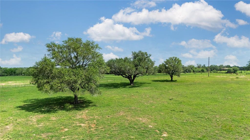 2612 Roosevelt DR, Kingsbury, TX 78638