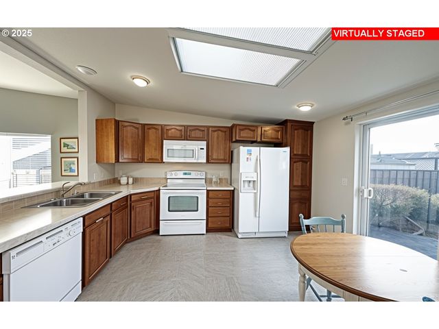 98126 W BENHAM Ln 9, Brookings, OR 97415