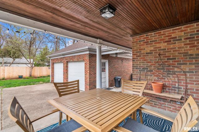 1421 S DOUGLAS Avenue, Springfield, IL 62704