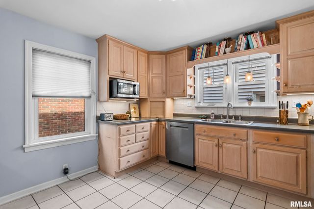1421 S DOUGLAS Avenue, Springfield, IL 62704