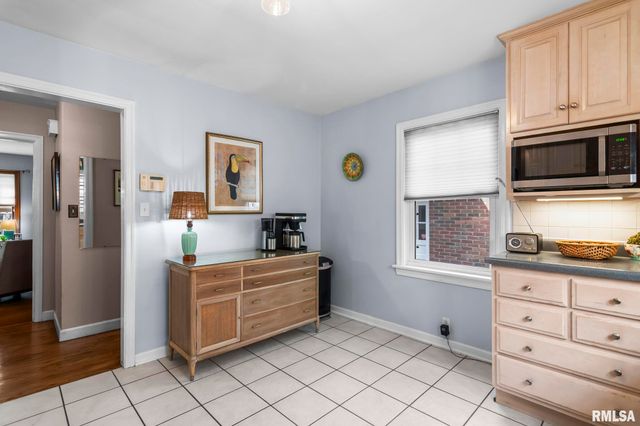 1421 S DOUGLAS Avenue, Springfield, IL 62704