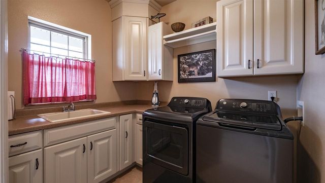 660 SUNSET DRIVE, Waupaca, WI 54981