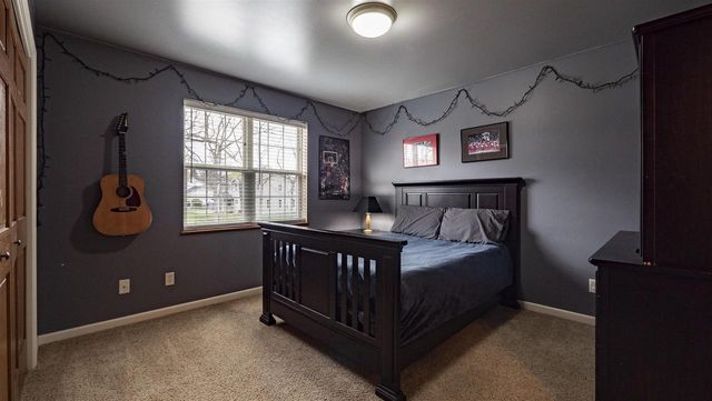660 SUNSET DRIVE, Waupaca, WI 54981