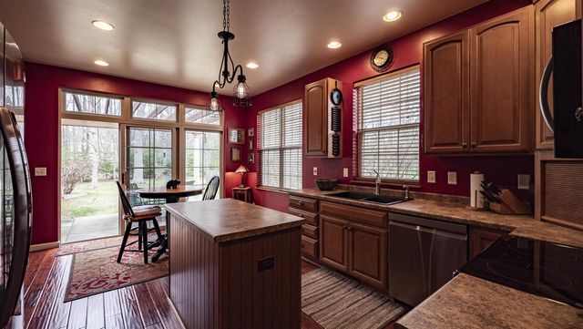 660 SUNSET DRIVE, Waupaca, WI 54981